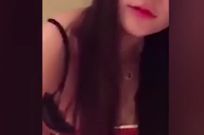 Σάλος: 19χρονη καλλονή άνοιξε τα πόδια της, μπροστά στην κάμερα και έστειλε πρόσκληση για δωρεάν σεξ, με όποιον την επισκεφτεί! (Βίντεο) Πανικός στο ξενοδοχείο όπου βρισκόταν!