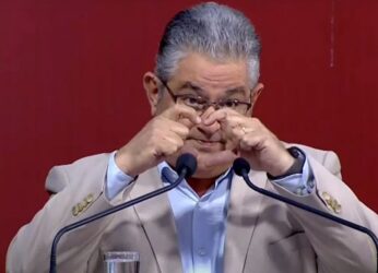 Απίστευτος ο Δημήτρης Κουτσούμπας: Επικό τρολάρισμα στη Ζωή Κωνσταντοπούλου και την καρδούλα της! (Βίντεο)