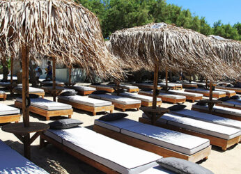 Απίστευτα πράγματα: Γνωστό beach bar στη Χαλκιδική έκανε φασαρία σε γονείς, με δύο μωρά, γιατί τάιζαν το παιδί τους!