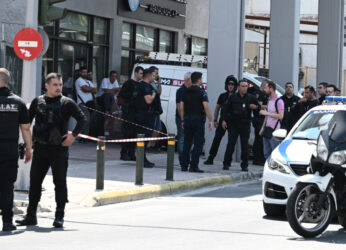 Βίντεο σοκ από την ένοπλη ληστεία στον Κολωνό: Ο Αλβανός ληστής στο έδαφος μετά τους πυροβολισμούς!