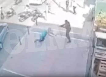Κολωνός: Η στιγμή που ο αστυνομικός πυροβολεί τον ληστή με το μαχαίρι! Βίντεο – σοκ!
