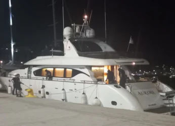 Απίστευτο: Διακινητές μετέφεραν μετανάστες στη Μύκονο με γιοτ τριών εκατομμυρίων! (Φωτο και βίντεο)