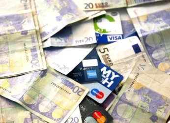 Τέλος τα μετρητά! Μεγάλες αλλαγές σε συναλλαγές, επιδόματα, ενοίκια και αποδείξεις