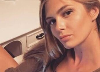 ‘Φωτιά’ η Αμαλία Κωστοπούλου: Χωρίς τα ρούχα της στην κουζίνα! (Φωτο)