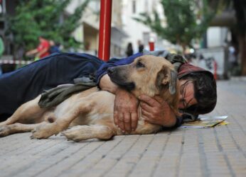 Ο Στέφανος Κασσελάκης και οι άστεγοι! Συγκλονιστικές εικόνες από το Κέντρο της Αθήνας