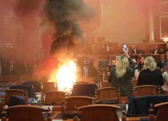 Χαμός: Βουλευτές πήγαν να βάλουν φωτιά μέσα στο Κοινοβούλιο της Αλβανίας! (Βίντεο)