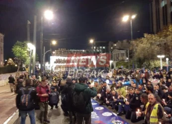 Εικόνες ντροπής στο Κέντρο της Αθήνας: Καθιστική διαμαρτυρία των ένστολων έξω από τη Βουλή!