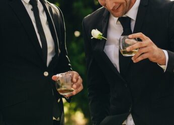 Απίστευτο: Μετά από 18 χρόνια γάμου ερωτεύτηκε τον κουμπάρο του και θέλει να «κλεφτεί» μαζί του!