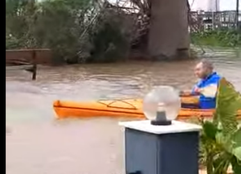 Απίστευτες εικόνες στο Ρίο: Άντρας βγήκε με κανό στους πλημμυρισμένους δρόμους! (Βίντεο)