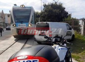 Απίστευτο: Πάρκαρε το αυτοκίνητό της στις γραμμές του Προαστιακού και πήγε για καφέ!