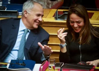 Σάλος: Βορίδης και Μιχαηλίδου ξεκαρδίστηκαν στα γέλια στη Βουλή κατά τη συζήτηση για τα Τέμπη!