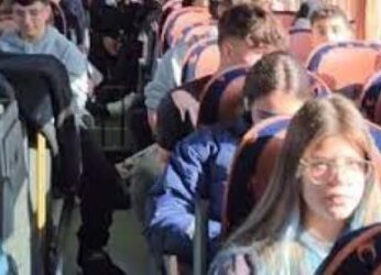 Συγκλονιστικό βίντεο: Μαθητές περνώντας από τα Τέμπη τραγουδούν για τους 57 νεκρούς!