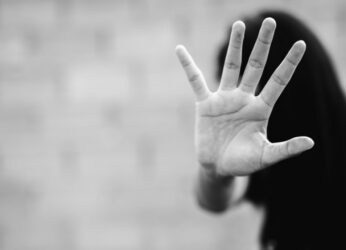 Ανατριχιαστική καταγγελία: Ο 70χρονος πατέρας της την κακοποιούσε από τα έξι της χρόνια