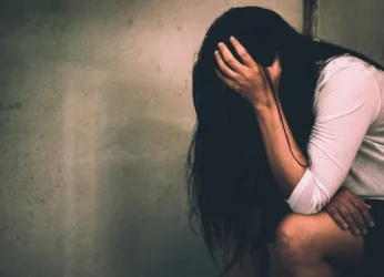 Σοκ: Πυροσβέστης επιτέθηκε να βιάσει νεαρή μητέρα μπροστά στην κόρη της!