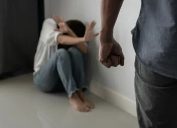 Σοκ: Ο νταής δημοσιογράφος, αφού έδειρε τη σύντροφό του, της έστελνε και απειλητικά μηνύματα!