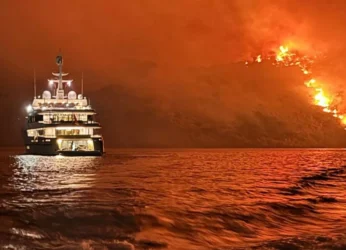 Φωτιά στην Ύδρα: Έριχναν πυροτεχνήματα από σκάφος!