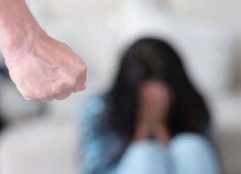 Αστακός: Ξυλοκόπησε την πρώην σύζυγό του και την έριξε στη θάλασσα!