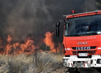Μεγάλη φωτιά στον Βαρνάβα: Καίγονται σπίτια