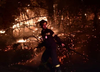 Η φωτιά κατακαίει τον οικισμό του Διονύσου – Δραματικές εξελίξεις