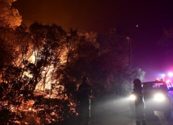 Φωτιά στον Βαρνάβα: Εκκενώνονται Διόνυσος και Ραπεντώσα