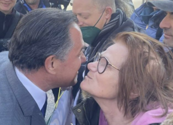 Ο Άδωνις Γεωργιάδης φίλησε διαδηλώτρια