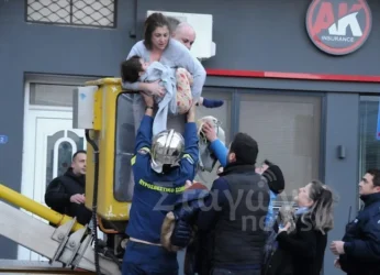 Φωτιά σε ξενοδοχείο στην Καλαμπάκα: Νεκρός ο ιδιοκτήτης – Δέκα άτομα στο νοσοκομείο, ανάμεσά τους τέσσερα παιδιά