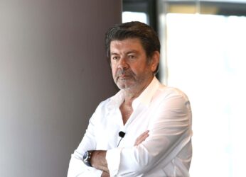 Τράβηξε όλα τα βλέμματα ο Γιάννης Λάτσιος: Πιο ανανεωμένος από ποτέ αγκαλιά με νεαρή καλλονή
