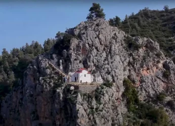 Αγία Μαρίνα Βράχου: Ένα συγκλονιστικό εκκλησάκι που κρύβεται «καρφωμένο» σε γκρεμό στην Πάρνηθα