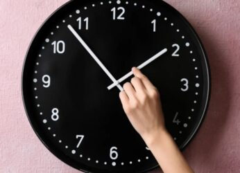 Γυρίζουμε τα ρολόγια μας μία ώρα μπροστά την Κυριακή