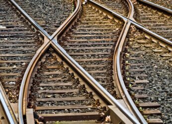 Εικόνες που κόβουν την ανάσα με τρένο που πέρασε πάνω από άντρα που αποκοιμήθηκε στις ράγες