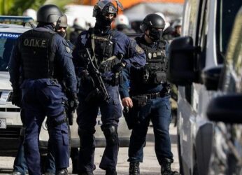 Κορωπί: Άγρια επίθεση 51χρονου με κατσαβίδι σε αστυνομικούς
