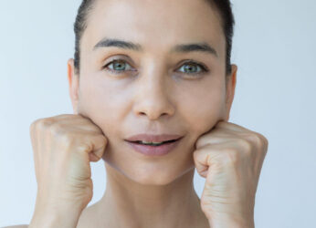 Face Yoga: Η φυσική μέθοδος για νεανικό και λαμπερό πρόσωπο – Όλα όσα πρέπει να γνωρίζετε!