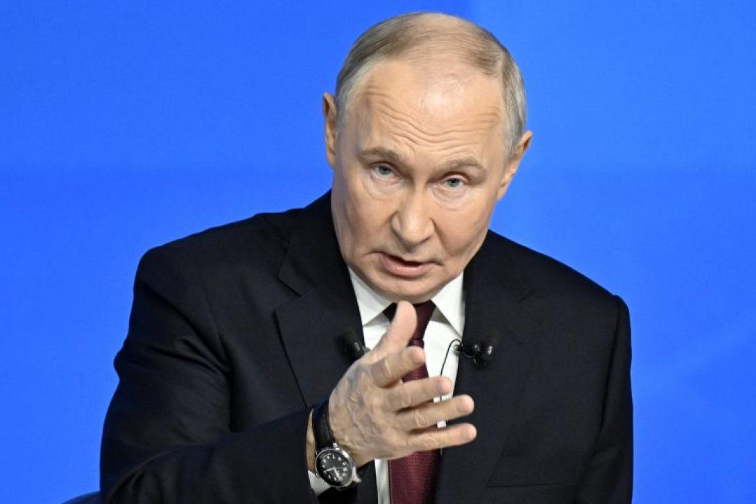 Ο Βλαντίμιρ Πούτιν στο βήμα της ετήσιας συνέντευξης Τύπου με φόντο τη ρωσική σημαία.