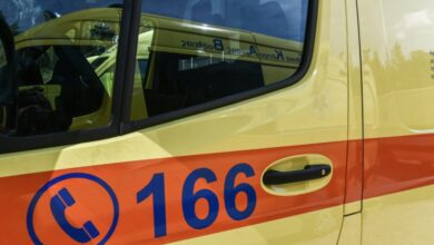 Ασθενοφόρο του ΕΚΑΒ σταθμευμένο μπροστά από πλοίο στο λιμάνι του Πειραιά τα ξημερώματα