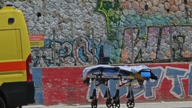 Ασθενοφόρο του ΕΚΑΒ έξω από τον σταθμό του Ηλεκτρικού Κάτω Πατήσια