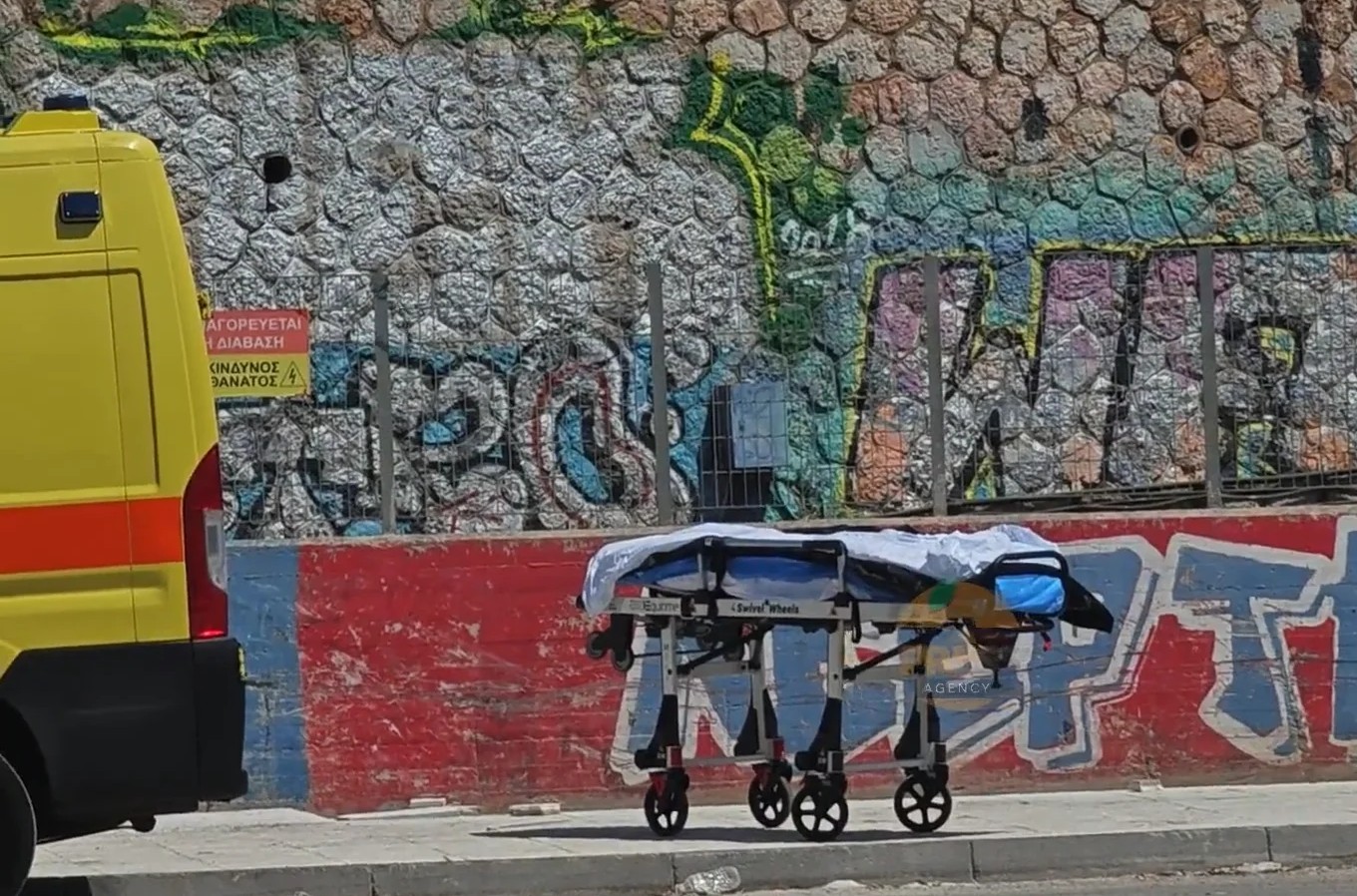 Ασθενοφόρο του ΕΚΑΒ έξω από τον σταθμό του Ηλεκτρικού Κάτω Πατήσια