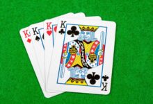 Οι τέσσερις Ρηγάδες μιας κλασικής τράπουλας τοποθετημένοι σε σειρά αναδεικνύοντας τις διαφορετικές λεπτομέρειες στα πρόσωπα και τα σύμβολά τους