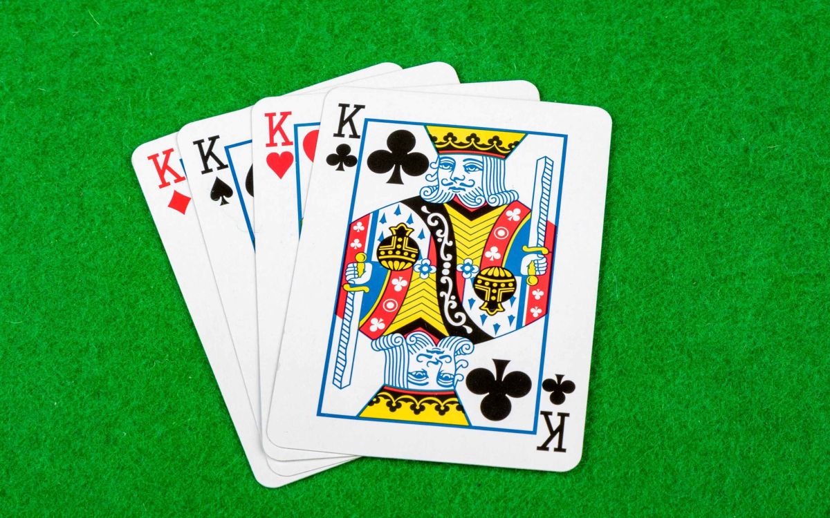 Οι τέσσερις Ρηγάδες μιας κλασικής τράπουλας τοποθετημένοι σε σειρά αναδεικνύοντας τις διαφορετικές λεπτομέρειες στα πρόσωπα και τα σύμβολά τους