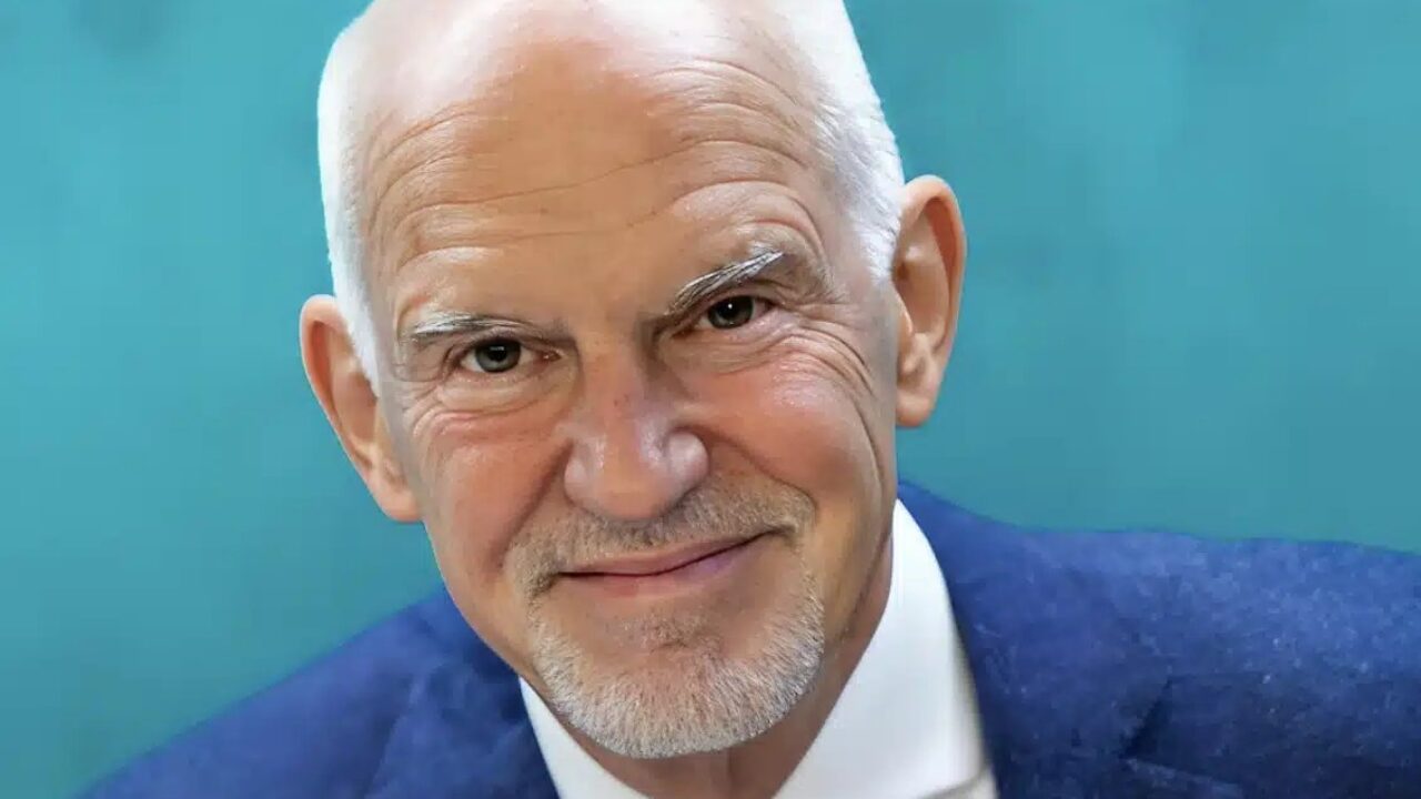 Ο πρώην πρωθυπουργός Γιώργος Παπανδρέου, εκπροσωπώντας την κίνηση για την ανασύνθεση της Κεντροαριστεράς