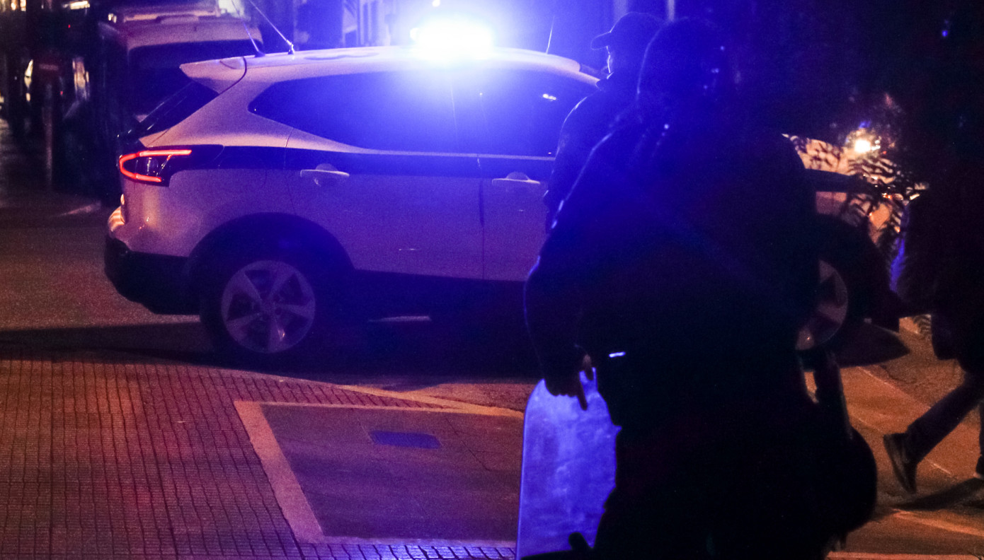 Περιπολικό της αστυνομίας στην Αχαρνών μετά από διπλό μαχαίρωμα στα Κάτω Πατήσια
