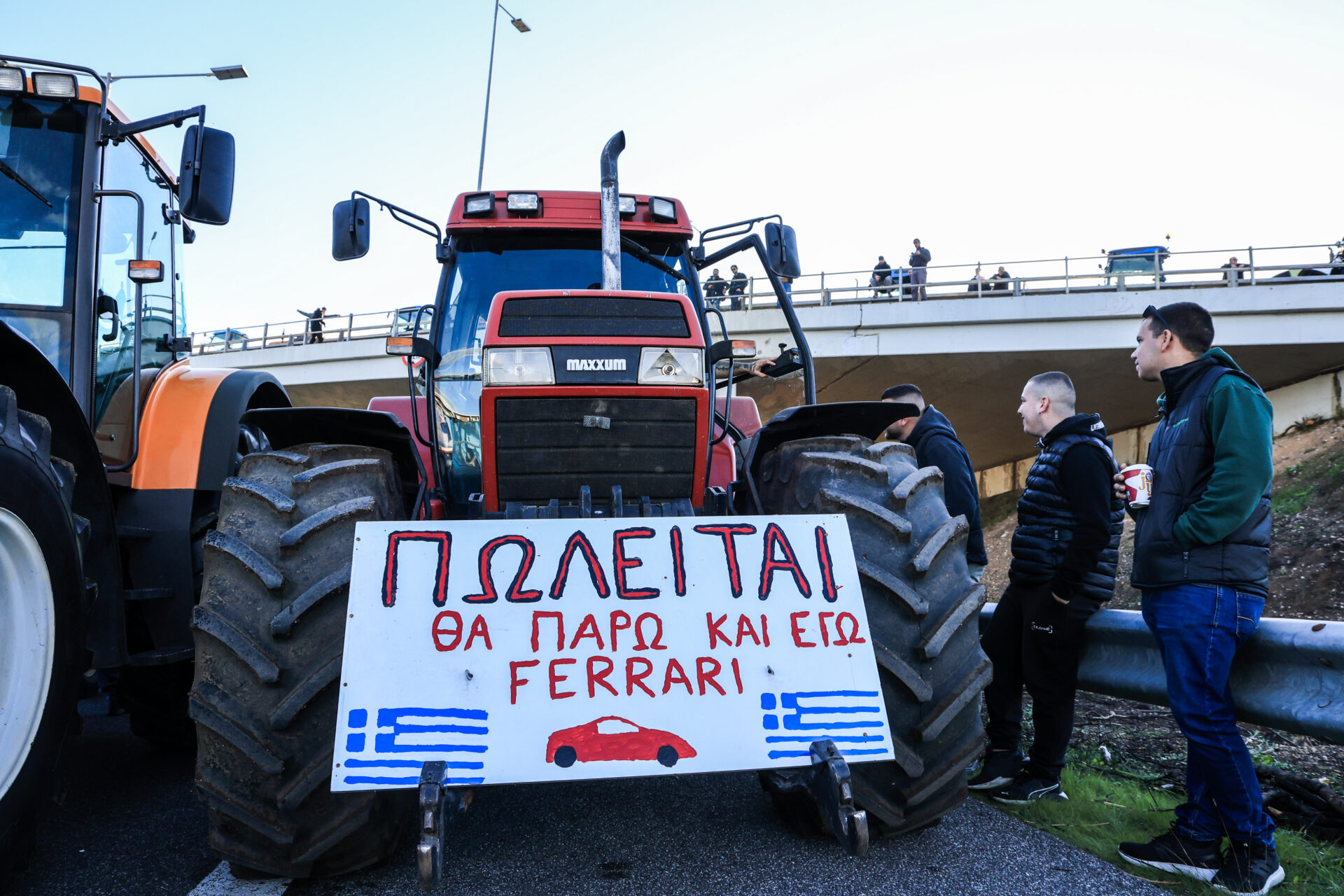 Τρακτέρ παρατεταγμένα στην άκρη της Εθνικής Οδού με περιπολικά της αστυνομίας να πραγματοποιούν εκτροπή κυκλοφορίας