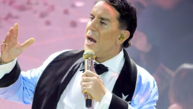 Ο Γιώργος Μαζωνάκης σε στιγμιότυπο από νυχτερινή του εμφάνιση