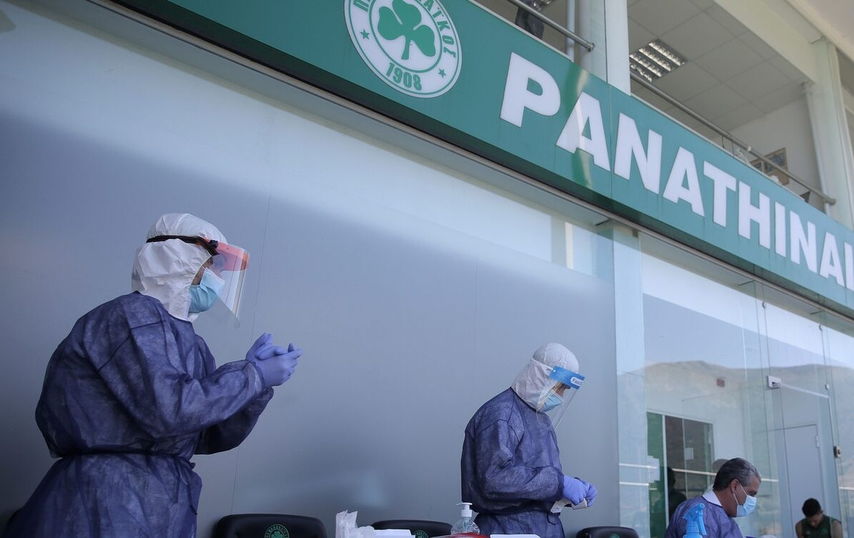 Ο πάγκος του Παναθηναϊκού AKTOR και το τεχνικό επιτελείο σε κατάσταση αναμονής λόγω των κρουσμάτων γρίπης.