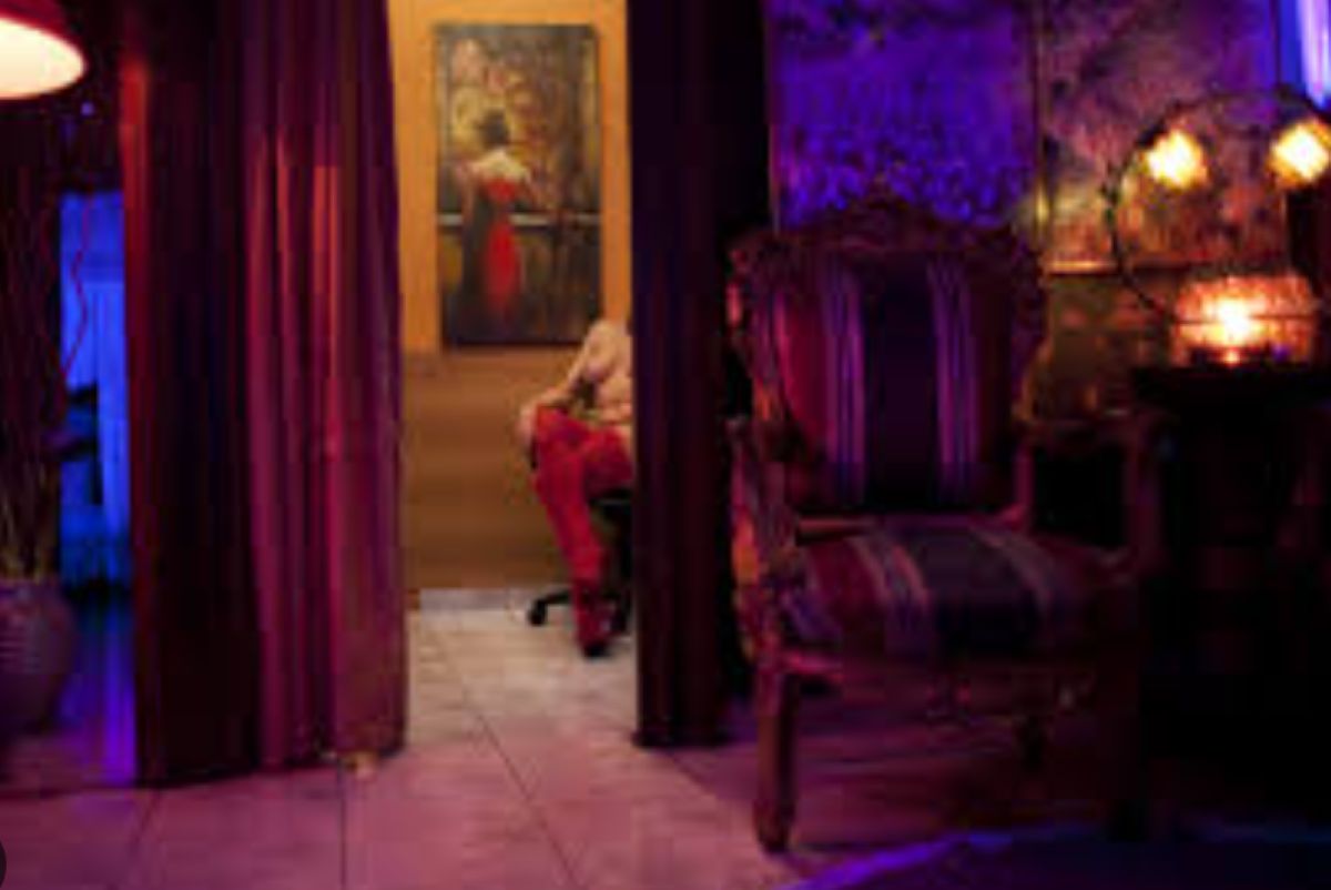 Οίκος ανοχής στο Μεταξουργείο τη νύχτα με τα χαρακτηριστικά φώτα