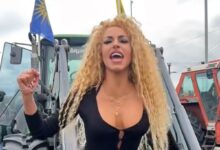 Η Αναστασία Γιούσεφ αγανακτισμένη φωνάζει πάνω σε τρακτέρ στα μπλόκα των αγροτών