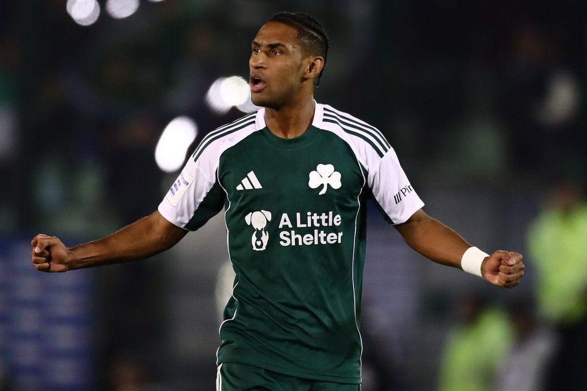 Ο Τετέ του Παναθηναϊκού κατά τη διάρκεια αγώνα, πανηγυρίζοντας με την πράσινη φανέλα