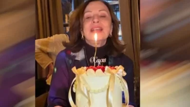 Η Χάρις Αλεξίου χαμογελαστή και λαμπερή, γιορτάζοντας τα 75α γενέθλιά της