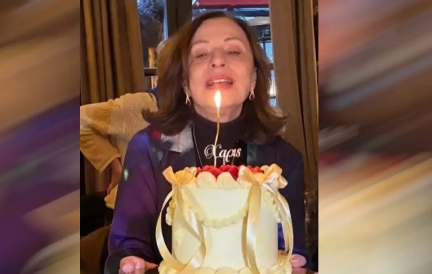 Η Χάρις Αλεξίου χαμογελαστή και λαμπερή, γιορτάζοντας τα 75α γενέθλιά της