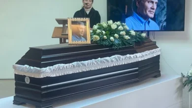 Στιγμιότυπο από την τελετή αποχαιρετισμού του Αλμπέρτο Εσκενάζυ στο Αποτεφρωτήριο Ριτσώνας