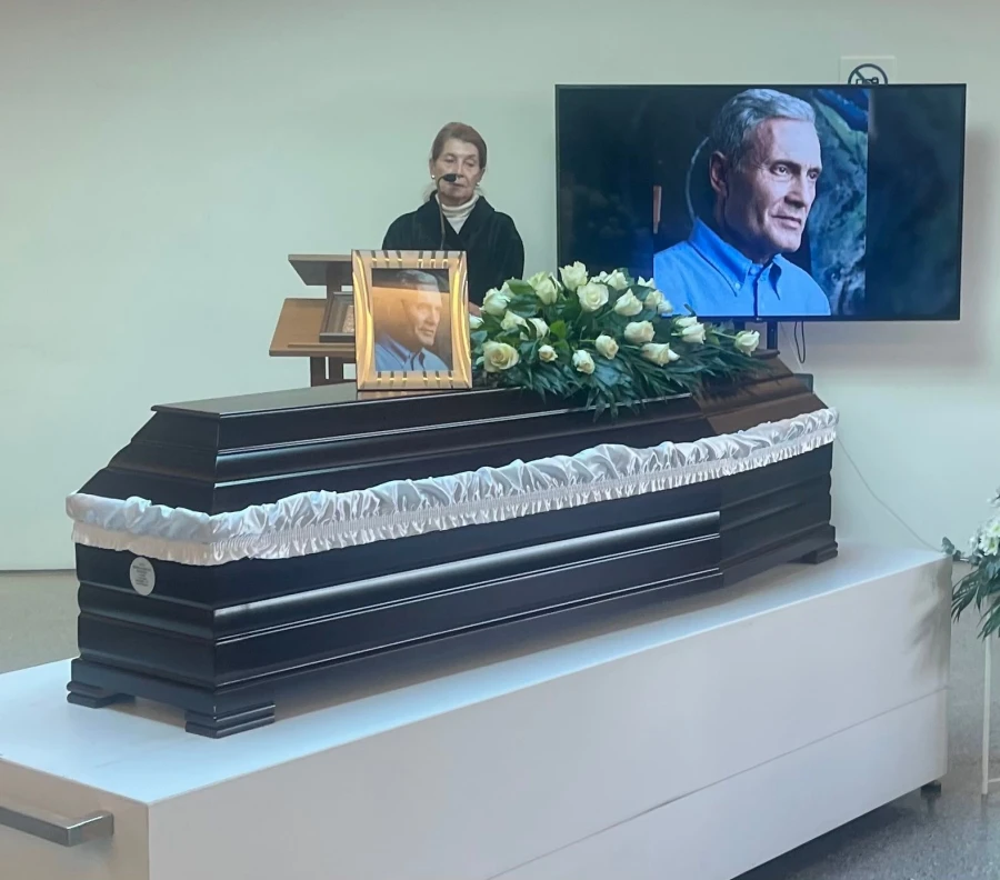 Στιγμιότυπο από την τελετή αποχαιρετισμού του Αλμπέρτο Εσκενάζυ στο Αποτεφρωτήριο Ριτσώνας